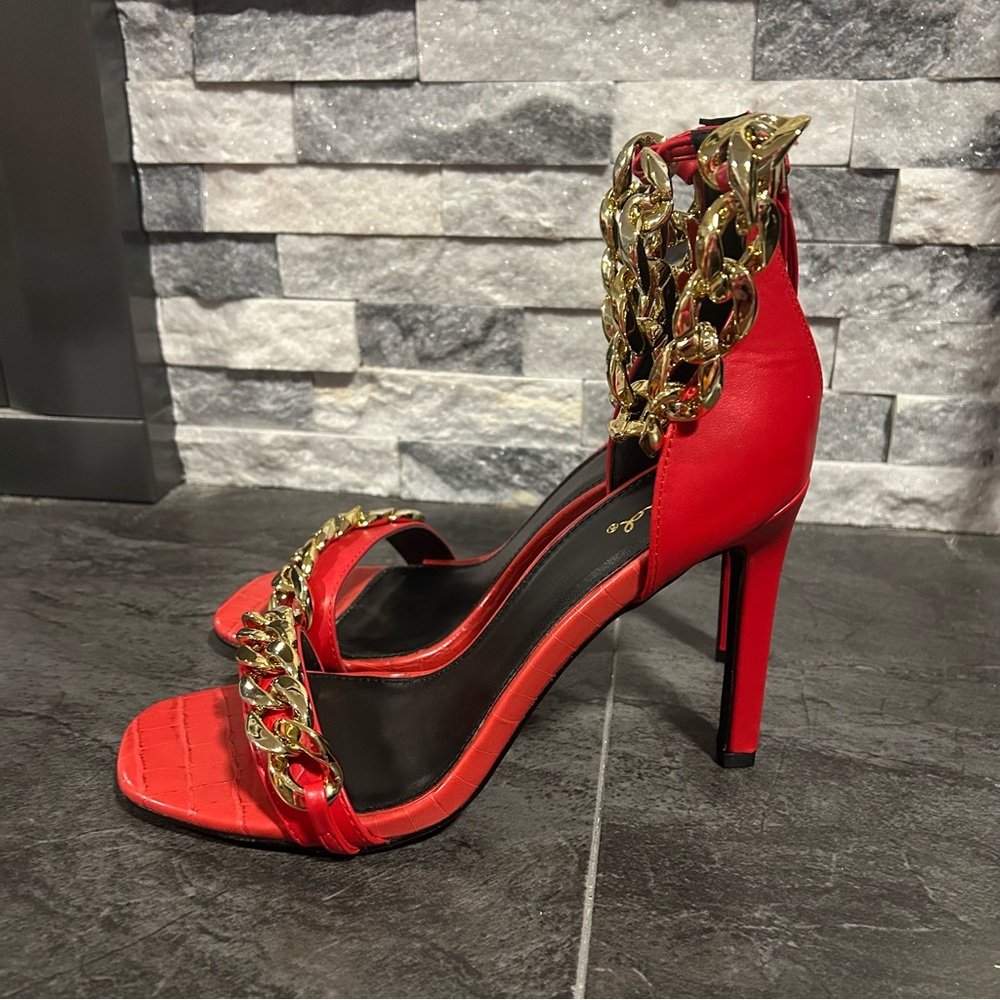 New in Box Red High Heel with Gold Chain - Picture 4 of 6